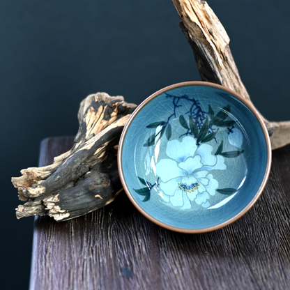 Tasse de maître en céramique bleue et blanche peinte à la main Jingdezhen, glaçure sous couverte, motif camélia