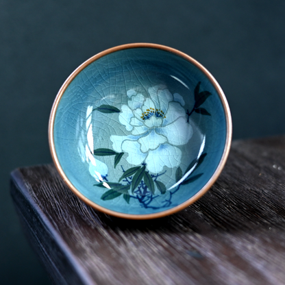 Tasse de maître en céramique bleue et blanche peinte à la main Jingdezhen, glaçure sous couverte, motif camélia