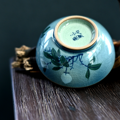 Tasse de maître en céramique bleue et blanche peinte à la main Jingdezhen, glaçure sous couverte, motif camélia