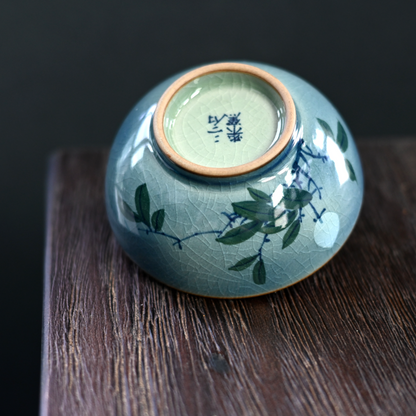 Tasse de maître en céramique bleue et blanche peinte à la main Jingdezhen, glaçure sous couverte, motif camélia
