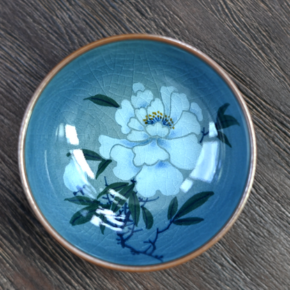Tasse de maître en céramique bleue et blanche peinte à la main Jingdezhen, glaçure sous couverte, motif camélia