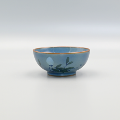 Tasse de maître en céramique bleue et blanche peinte à la main Jingdezhen, glaçure sous couverte, motif camélia