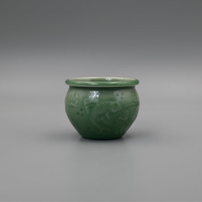Longquan Celadon Pflaumengrün Handgeschnitzte Fisch- und Algenmuster Gastgeber-Teetasse
