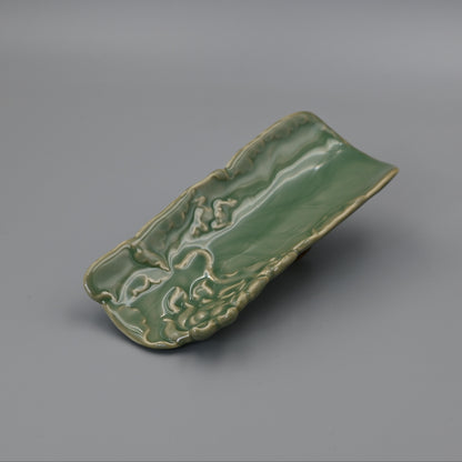 Support à thé en céladon de Longquan, motif lotus sculpté à la main