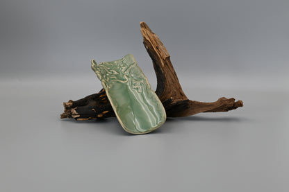 Support à thé en céladon de Longquan, motif lotus sculpté à la main