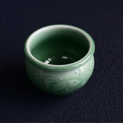 Longquan Celadon Pflaumengrün Handgeschnitzte Fisch- und Algenmuster Gastgeber-Teetasse