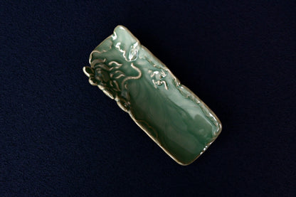Support à thé en céladon de Longquan, motif lotus sculpté à la main