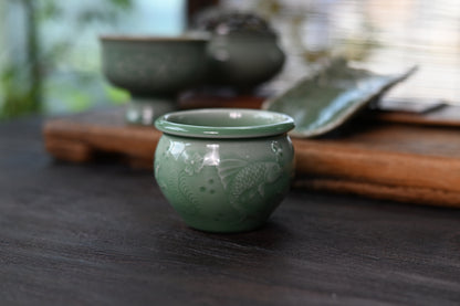 Longquan Celadon Pflaumengrün Handgeschnitzte Fisch- und Algenmuster Gastgeber-Teetasse