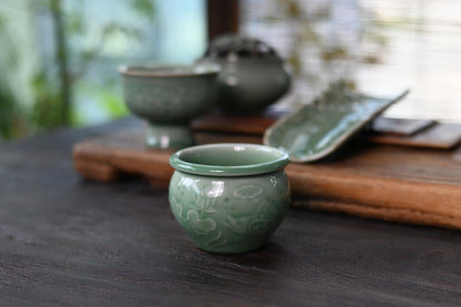 Longquan Celadon Pflaumengrün Handgeschnitzte Fisch- und Algenmuster Gastgeber-Teetasse