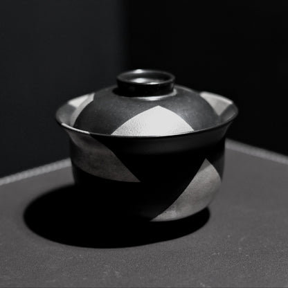Einzelstück Versilberte unregelmäßige geometrische schwarz-weiße Gaiwan (Teetasse)