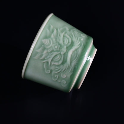 Longquan Celadon Martialischer Löwe Design Handgeschnitzte Gastgeber Teetasse