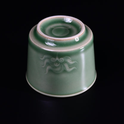 Longquan Celadon Martialischer Löwe Design Handgeschnitzte Gastgeber Teetasse