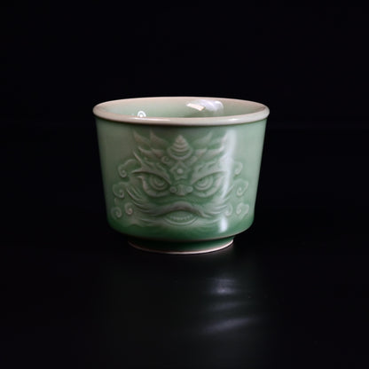 Longquan Celadon Martialischer Löwe Design Handgeschnitzte Gastgeber Teetasse