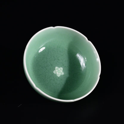 Longquan Celadon Teetasse mit handgeschnitztem Pflaumenblütenmuster