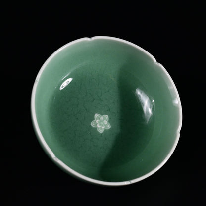 Longquan Celadon Teetasse mit handgeschnitztem Pflaumenblütenmuster