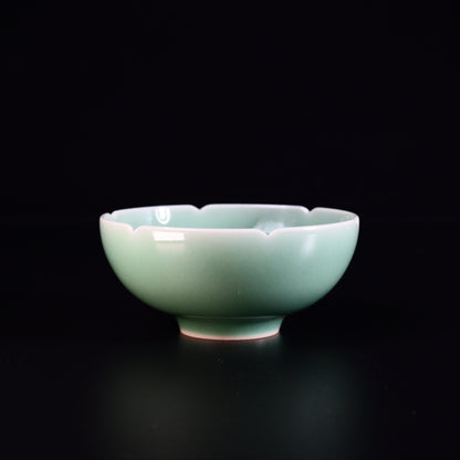 Longquan Celadon Teetasse mit handgeschnitztem Pflaumenblütenmuster