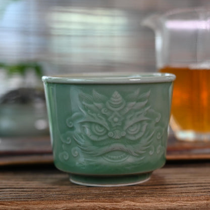 Longquan Celadon Martialischer Löwe Design Handgeschnitzte Gastgeber Teetasse
