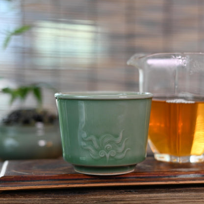 Longquan Celadon Martialischer Löwe Design Handgeschnitzte Gastgeber Teetasse
