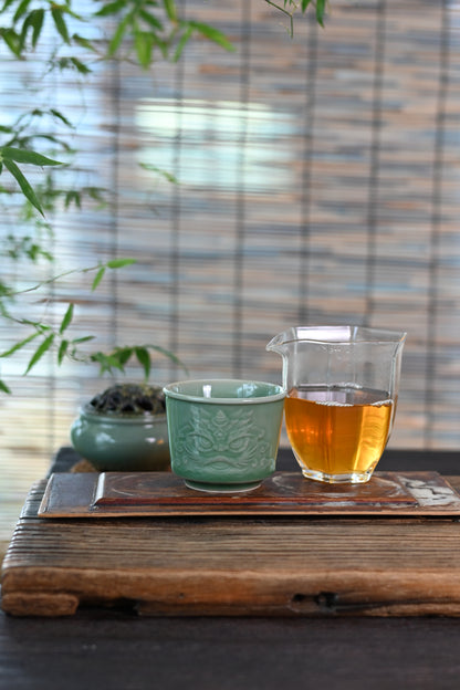 Longquan Celadon Martialischer Löwe Design Handgeschnitzte Gastgeber Teetasse