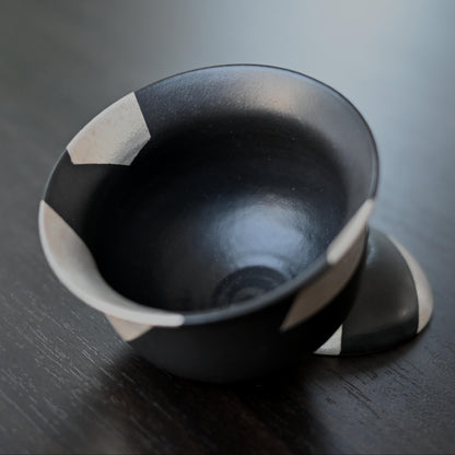 Einzelstück Versilberte unregelmäßige geometrische schwarz-weiße Gaiwan (Teetasse)