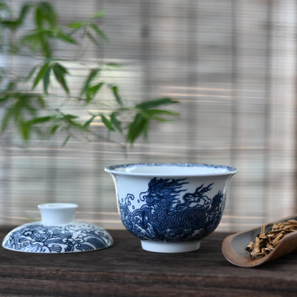 Bol à thé bleu et blanc de Jingdezhen à décor de Qilin
