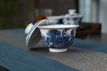 Bol à thé bleu et blanc de Jingdezhen à décor de Qilin