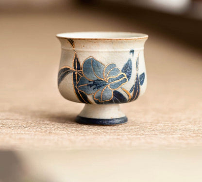 Alte Clay Blau-Weiße Vulkanstein-Stil Karamellglasur Stiel-Teetasse mit Handgemaltem Narzissen-Design