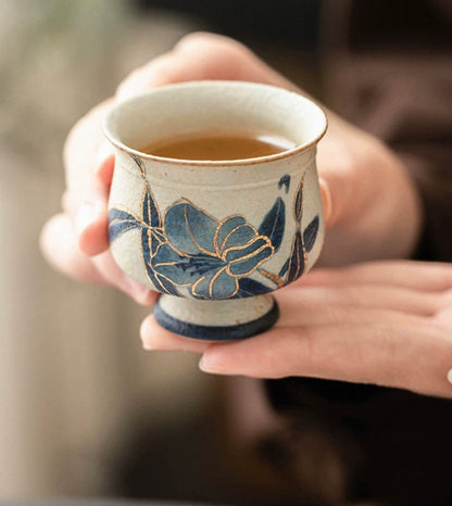 Alte Clay Blau-Weiße Vulkanstein-Stil Karamellglasur Stiel-Teetasse mit Handgemaltem Narzissen-Design