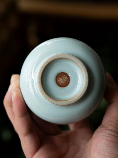 Detailed rim and lid knob of Ru Ware “Cicada’s Wing” crackle gaiwan