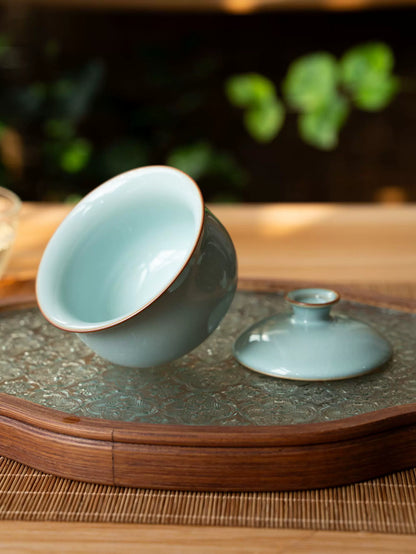 Side profile of Ru Ware celadon gaiwan with smooth rounded lid