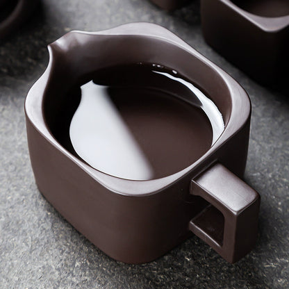 Passoire à thé en argile violette faite à la main et tasse d'équité