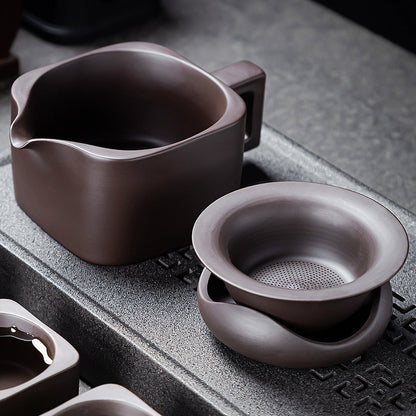 Passoire à thé en argile violette faite à la main et tasse d'équité