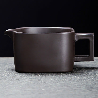Passoire à thé en argile violette faite à la main et tasse d'équité