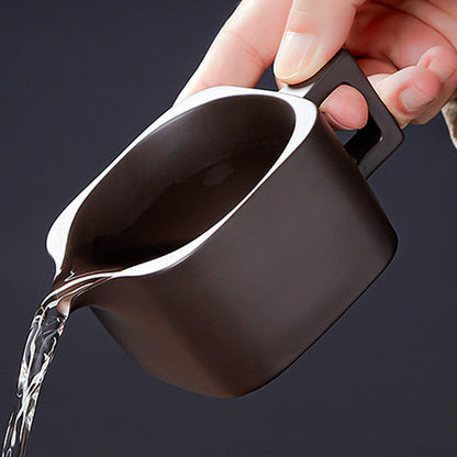 Passoire à thé en argile violette faite à la main et tasse d'équité