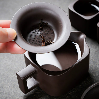 Passoire à thé en argile violette faite à la main et tasse d'équité