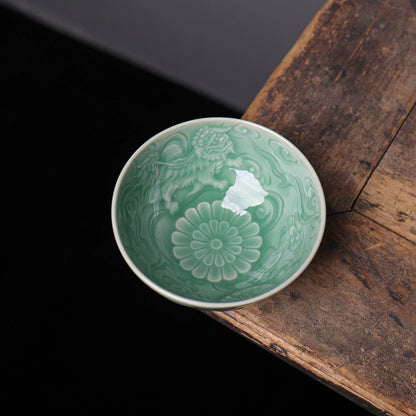 Longquan-Celadon-Teetasse „Löwe spielt mit Ball“, pflaumengrün, 100 ml