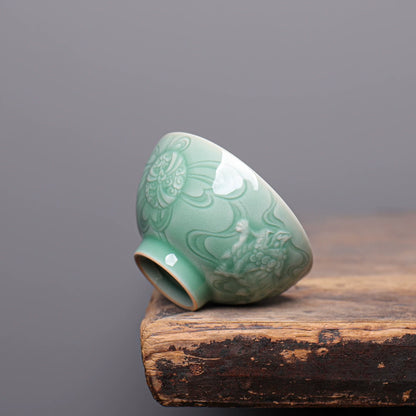 Longquan-Celadon-Teetasse „Löwe spielt mit Ball“, pflaumengrün, 100 ml