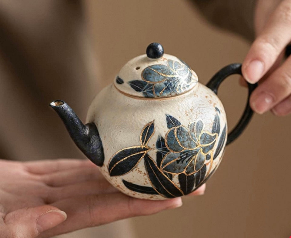 Old Clay Blue-and-White Volcanic Stone Style Caramel Glaze Gaiwan with Hand-Painted Daffodils Design