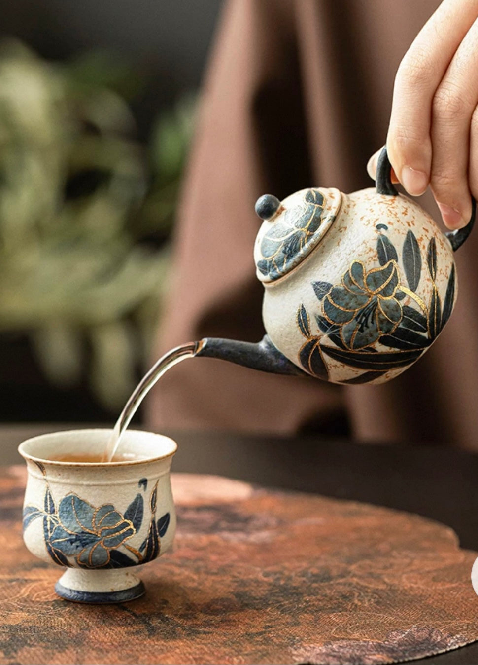 Old Clay Blue-and-White Volcanic Stone Style Caramel Glaze Gaiwan with Hand-Painted Daffodils Design