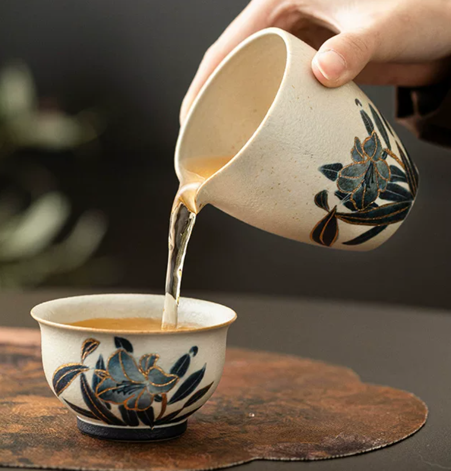 Old Clay Blue-and-White Volcanic Stone Style Caramel Glaze Stem teacup with Hand-Painted Daffodils Design