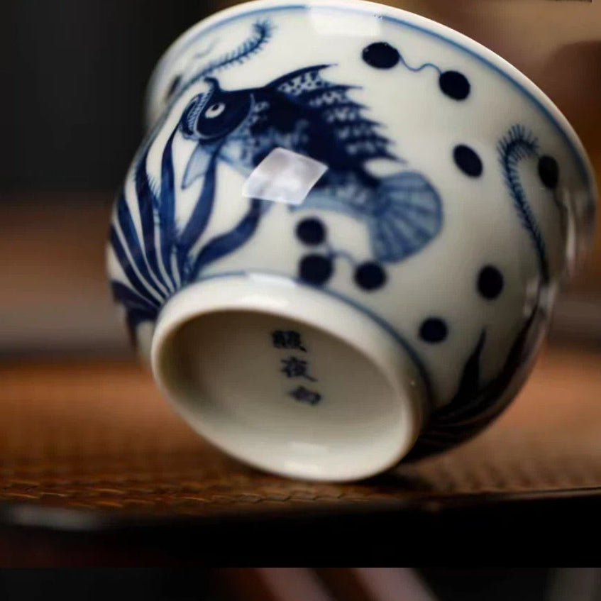 hand-painted-blue-and-white-porcelain-gaiwan-with-fish-and-aquatic-plants-bottom-foot-ring