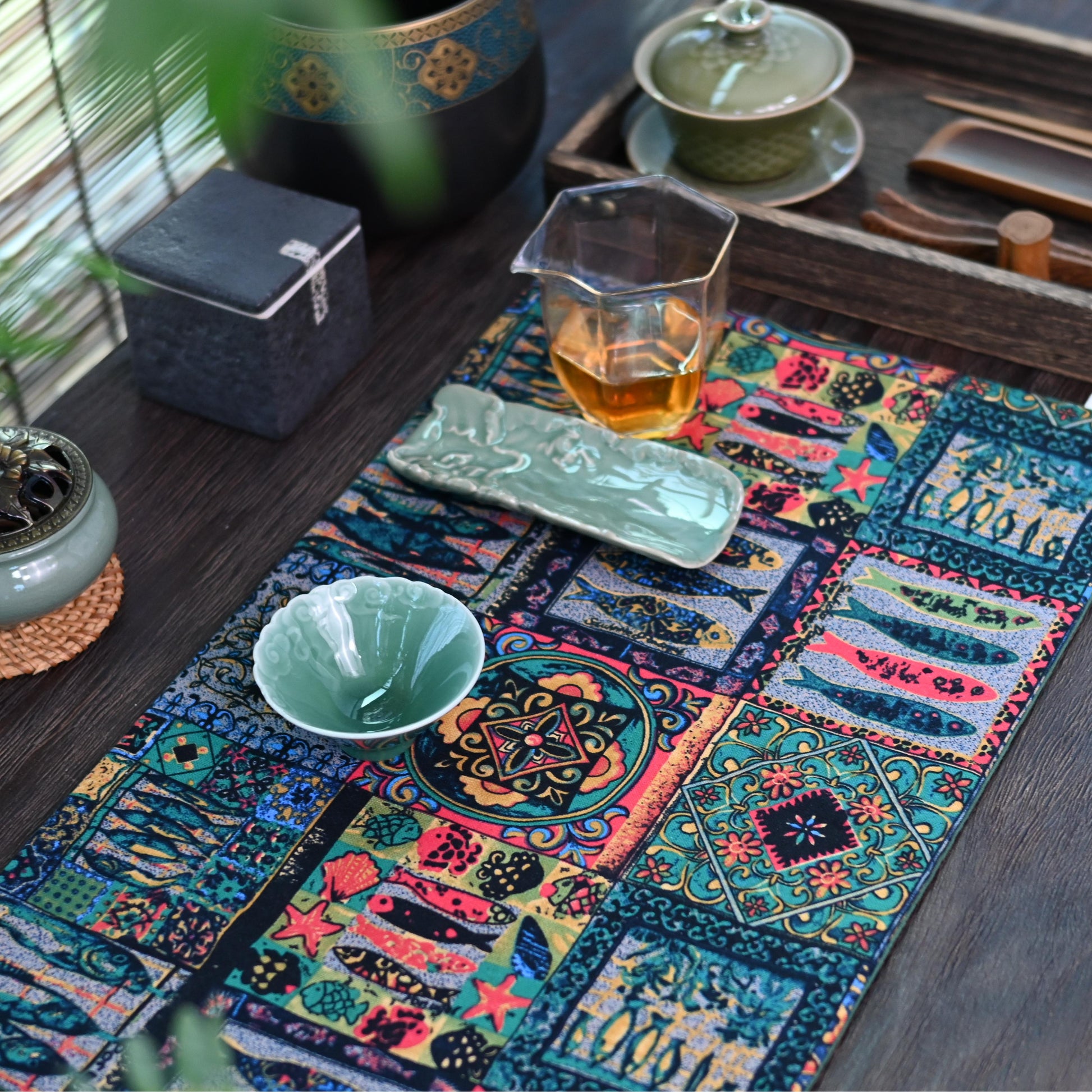Double-layer absorbent tea mat featuring classic fish design, protecting surfaces while enhancing table aesthetics with retro style.