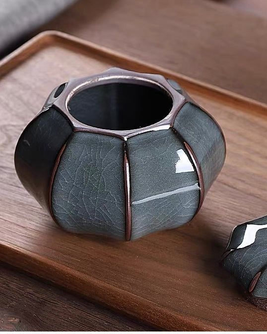 Airtight lid tea storage vessel for preserving loose leaf tea, herbal tea, and premium aged tea