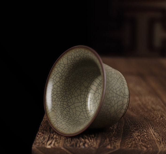 A beautiful Longquan celadon GE pottery vintage three-piece gaiwan tea set, perfect for tea lovers and collectors.