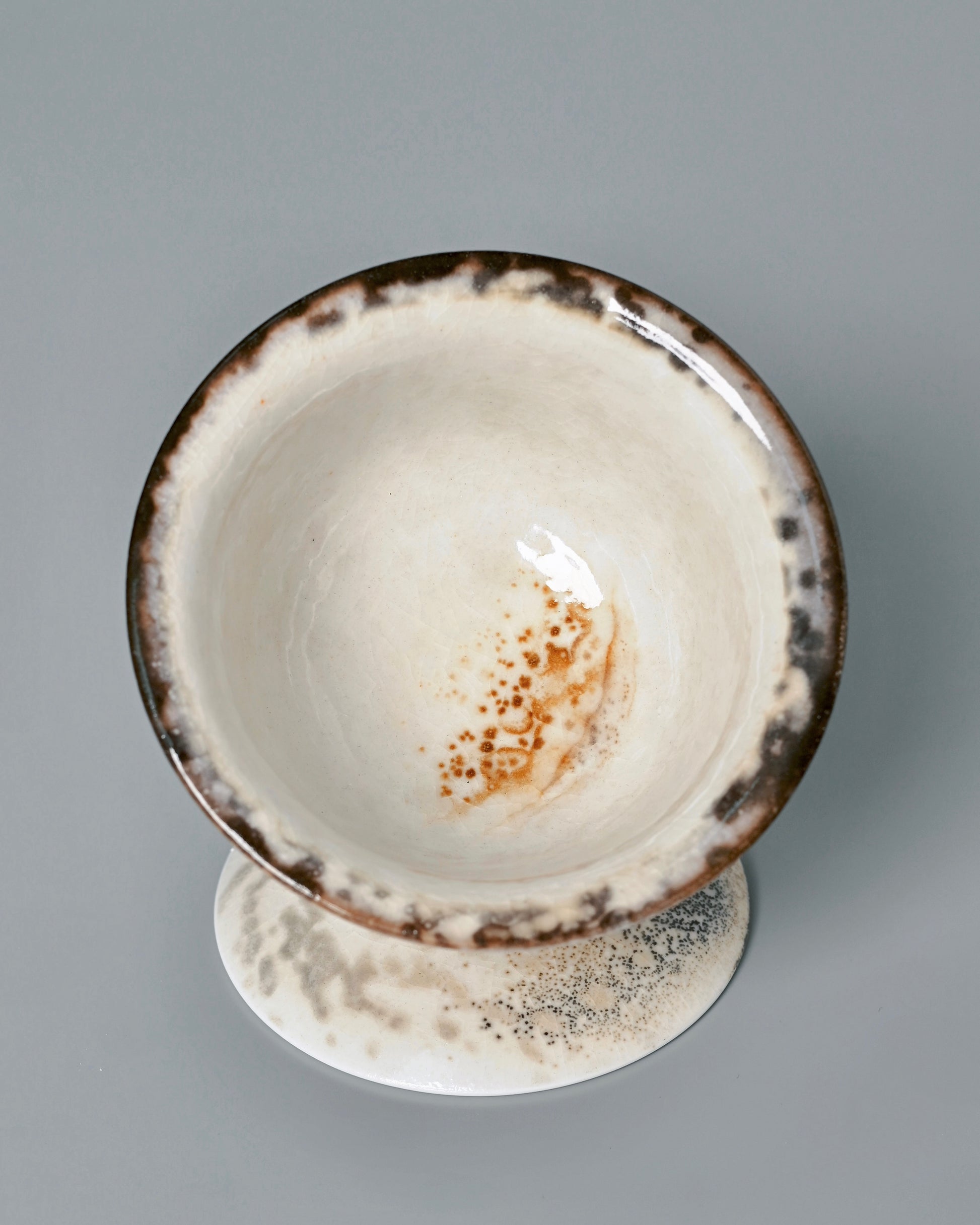 Ash glaze crackle surface with fine ice-like fissures developed through controlled cooling process