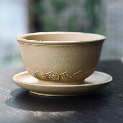 Tasse de maître en argile violette Zisha de Yixing sculptée motif Baoxiang avec sous-verre