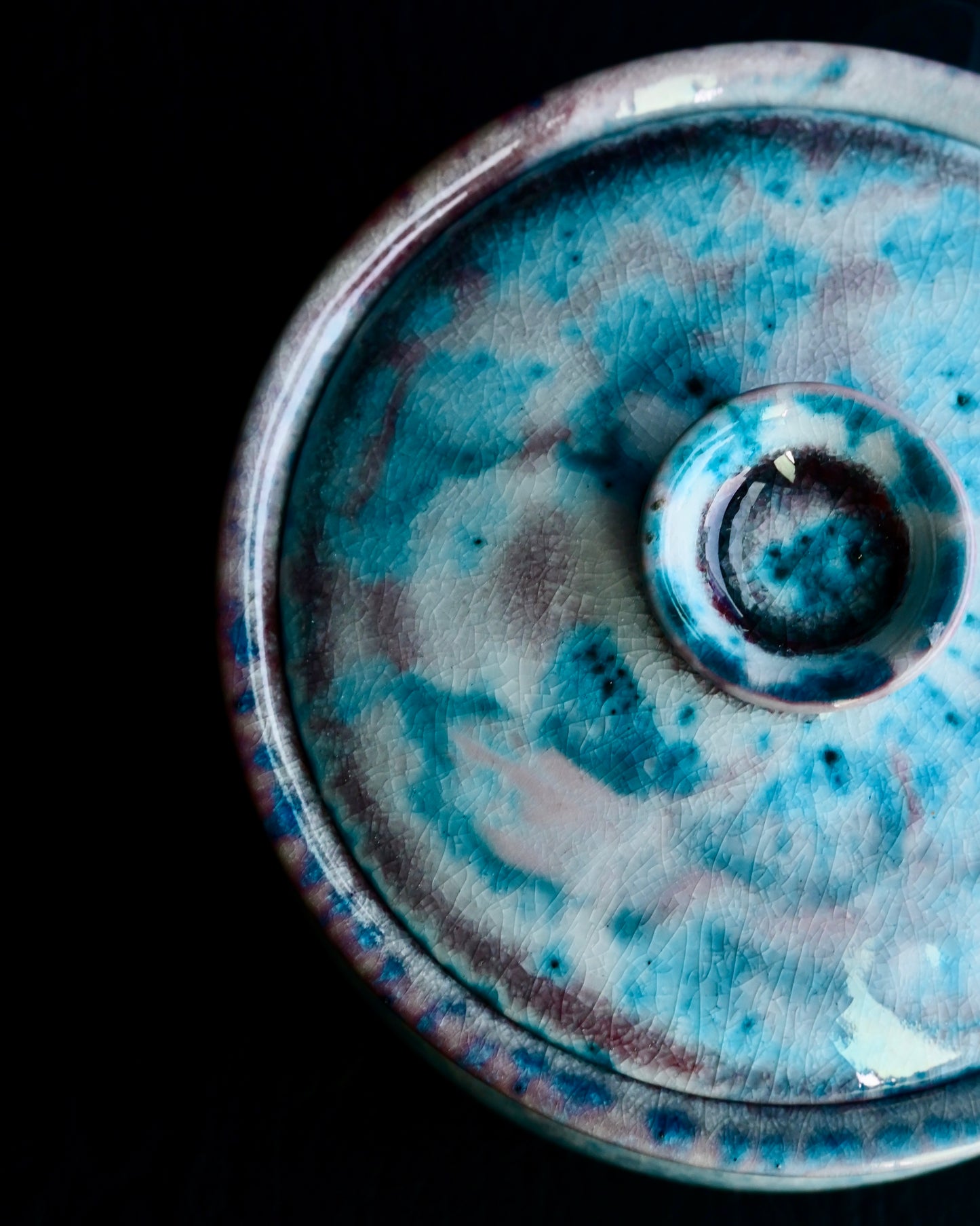 Gaiwan with harmonious interplay between blue and crimson hues in the kiln-transformed crystalline glaze
