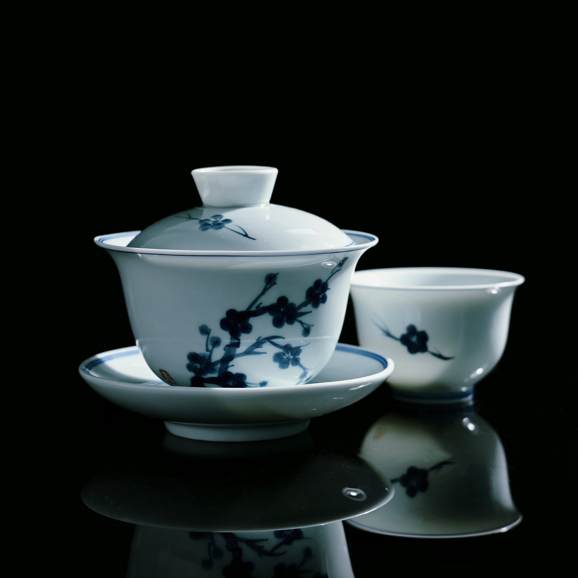 Jingdezhen hand-painted blue and white underglaze plum blossom lidded bowl set with hovering lid design