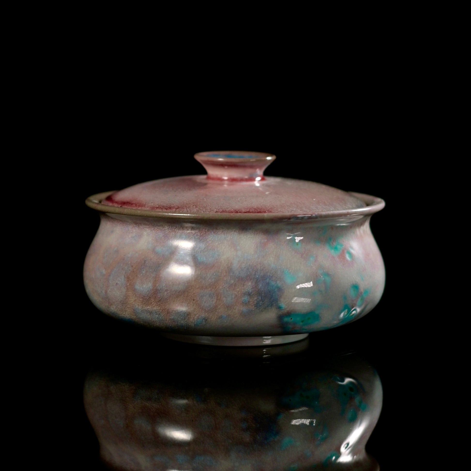 Carbon-gray textured patterns formed through carbon bonding during soda wood firing