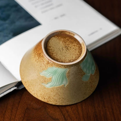 Longquan-Celadon-Teekanne in Pflaumengrün mit Pflanzenaschelasiert
